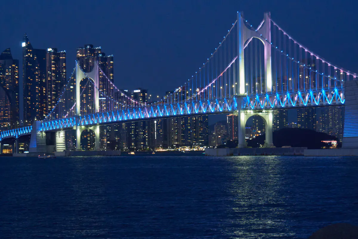 Gwangan-Brücke bei Nacht