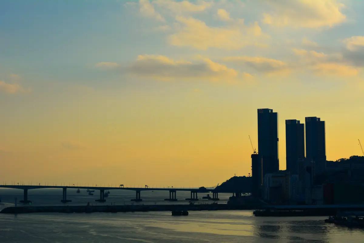 Sonnenuntergang an der Namhang-Brücke